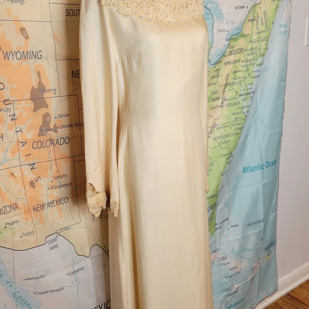 Vintage 1960s Wedding Dress Formal Gown Bride With Pearls & Lace. - Picture 6 of 16